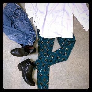 LuLa Roe leggings in green w/“Aztec” pattern